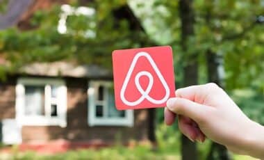 Logo Airbnb devant une maison