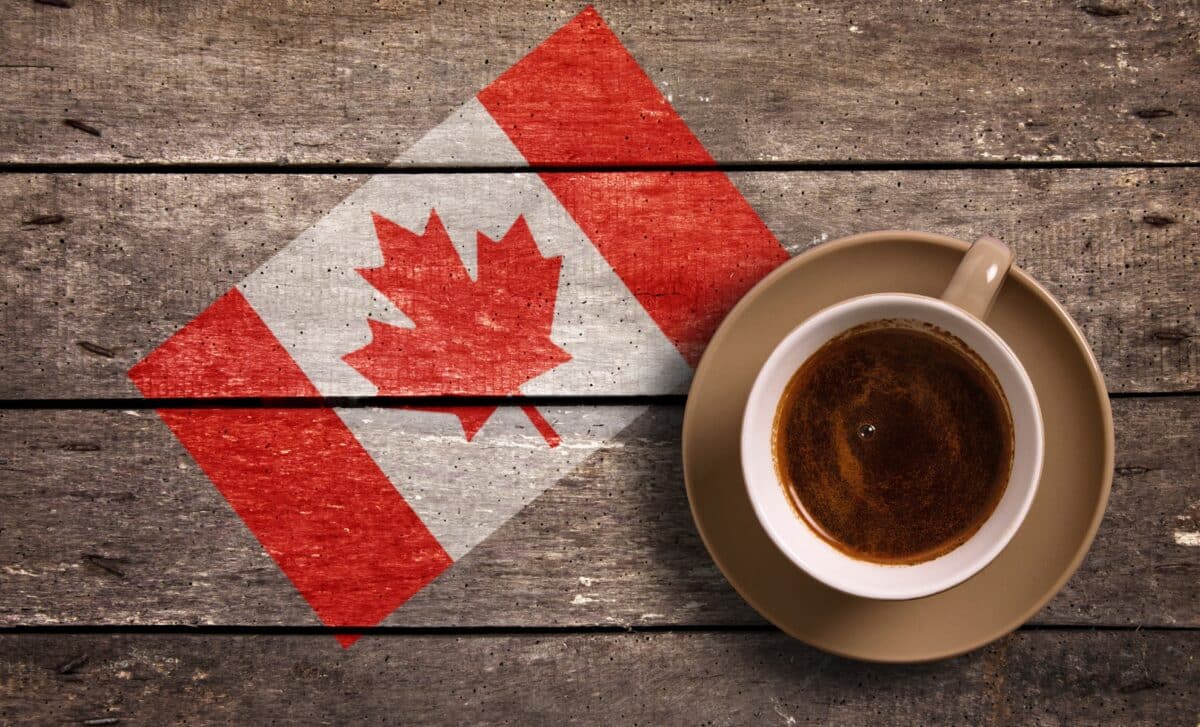 tasse de café à côté du drapeau canadien