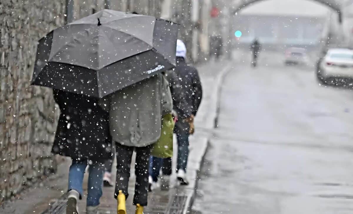 Personnes marchant avec un parapluie sous la pluie