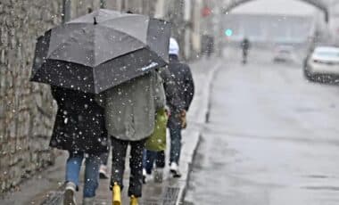 Personnes marchant avec un parapluie sous la pluie