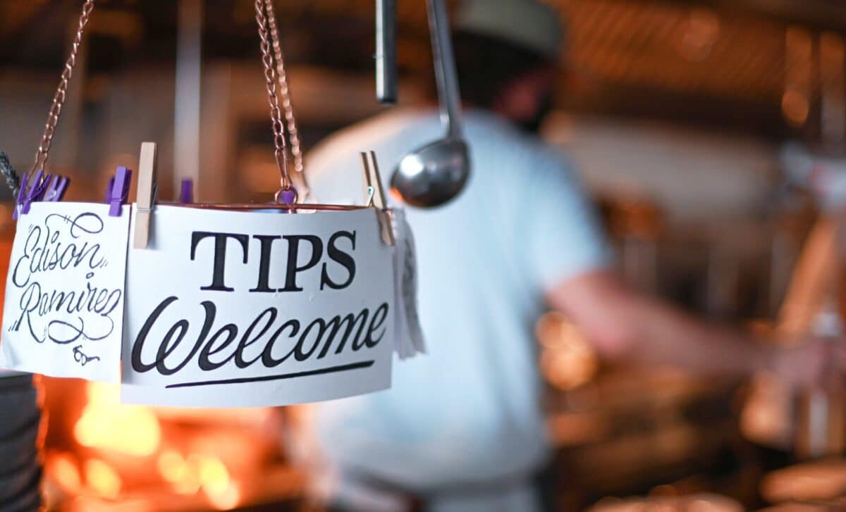 Pancarte "Tips Welcome" signifiant en français "Pourboires bienvenue"