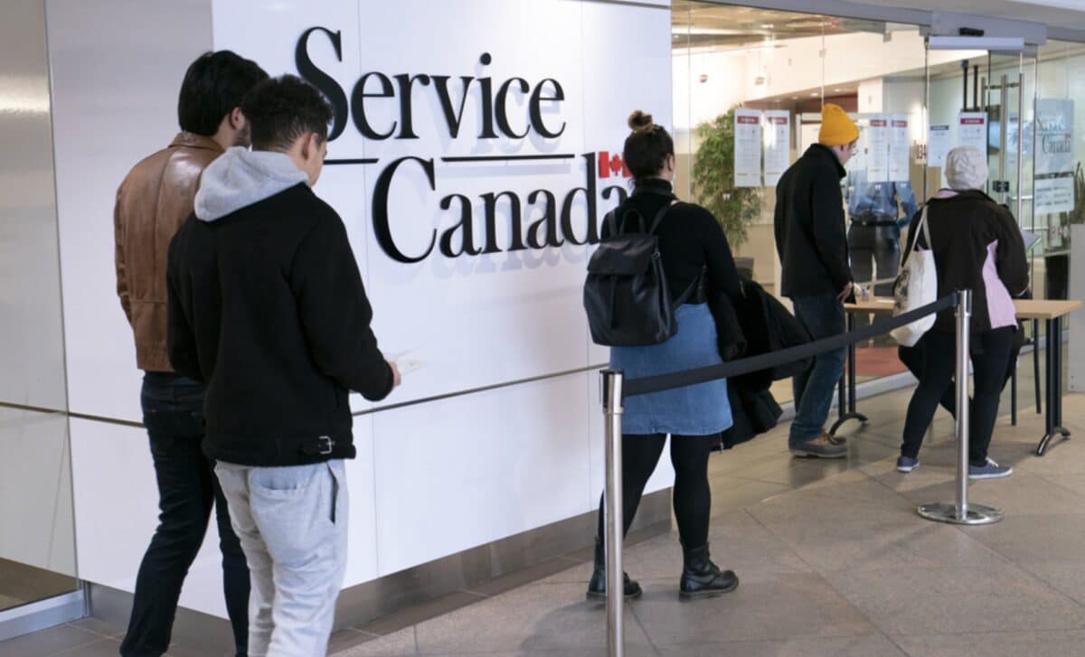 Personne faisant a queue chez Service Canada pour une aide sociale liée au chômage