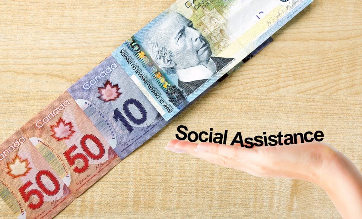 billets dollar canadien avec une main inscrit 3Social Assistance"