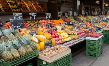 Étalage de fruits et légumes avec affichette de prix