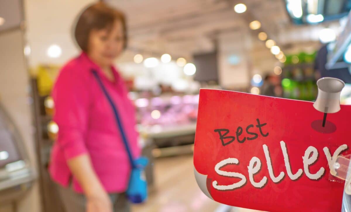 Retraité dans un supermarché en train de regarder les offres promotionnelles