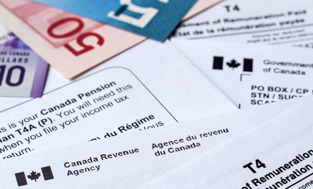 plusieurs documents liés au Revenu Maximal Assuré du gouvernement canadien avec quelques dollars canadien à côté