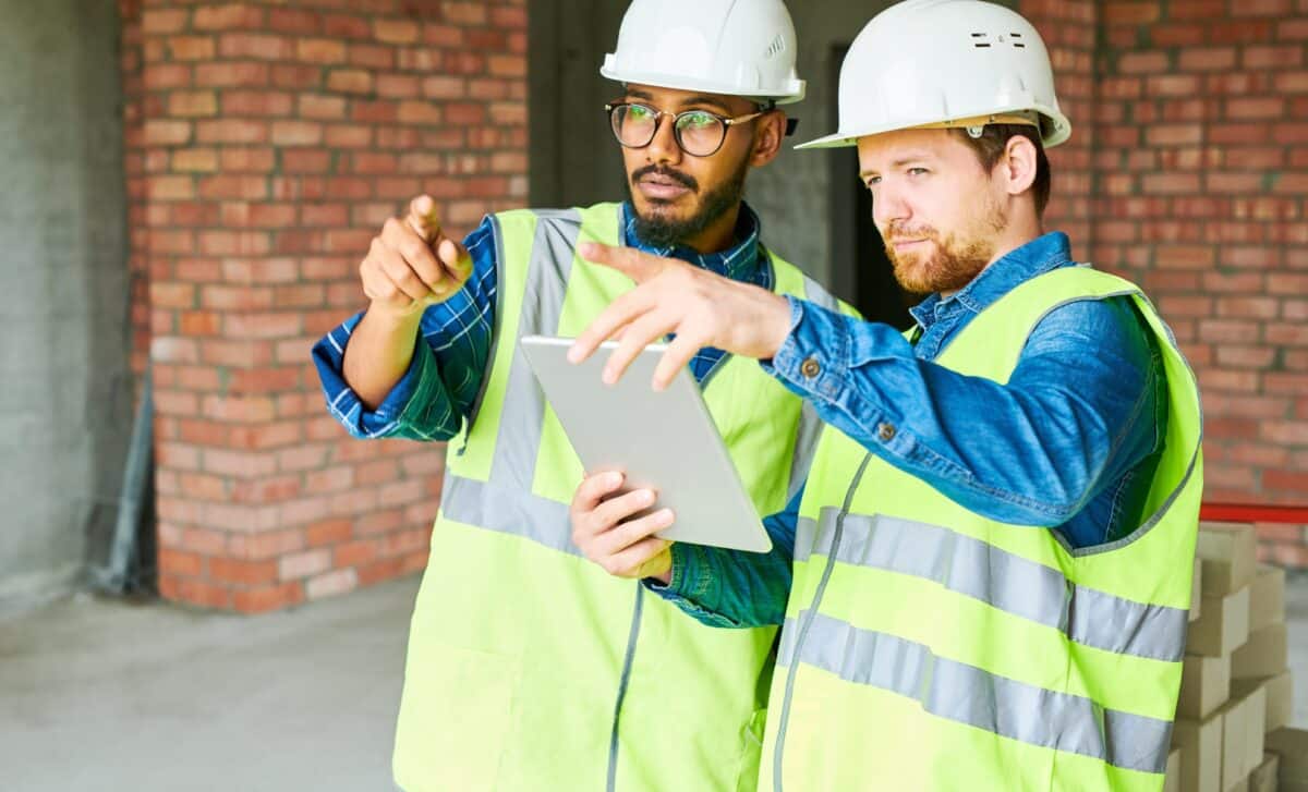 Deux travailleurs sur un chantier en train de voir les plans