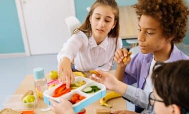 enfants en train de manger dans des Boites à Lunch