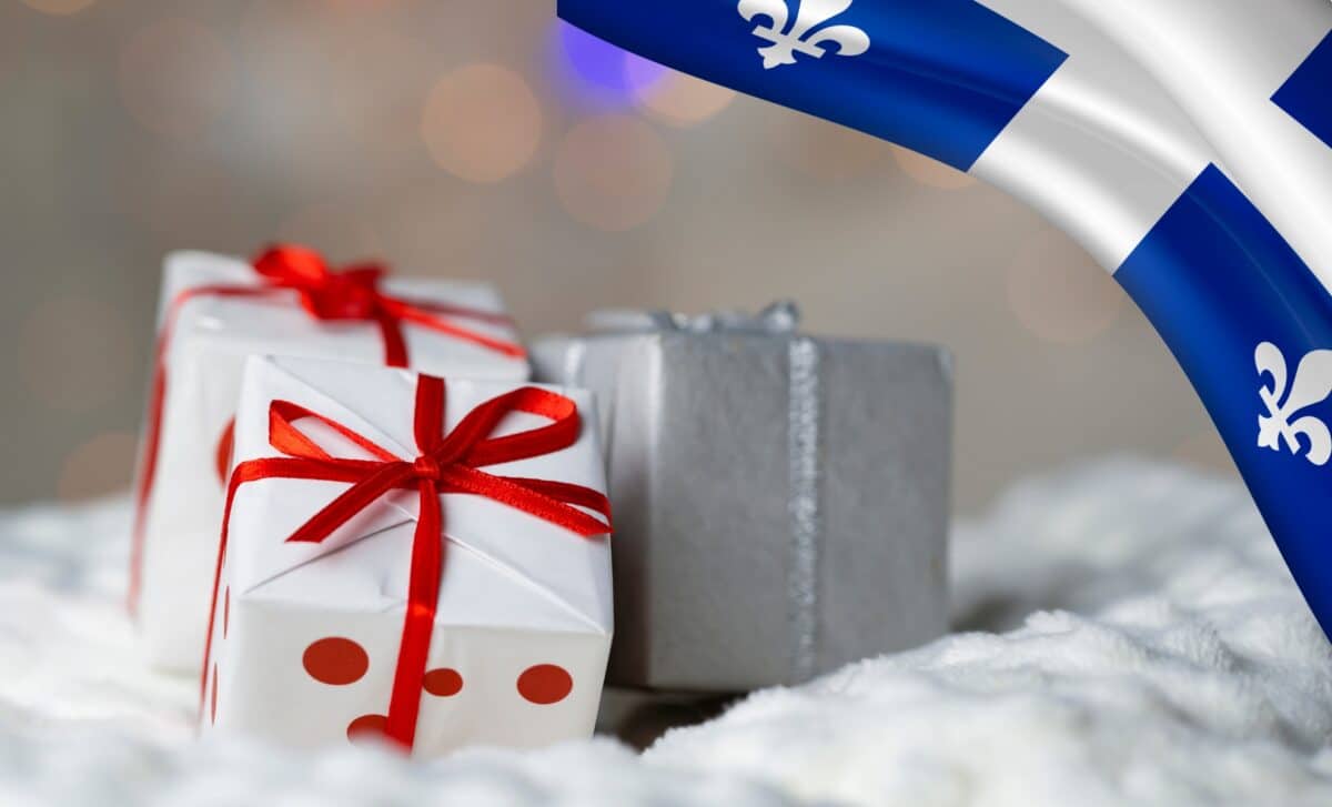 cadeaux de fête de fin d'année et drapeau Québec au coin