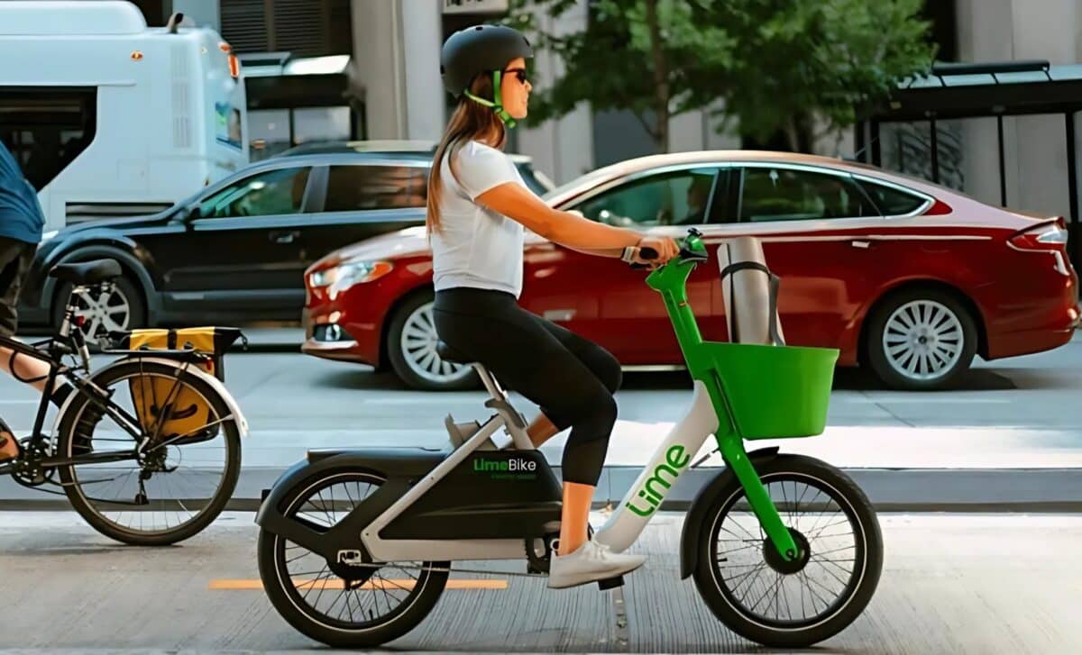 Jeune femme roulant sur un vélo électrique de l'entreprise Lime