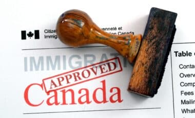 Caché "Approved Canada3 sur un papier concernant l'immigration permanente