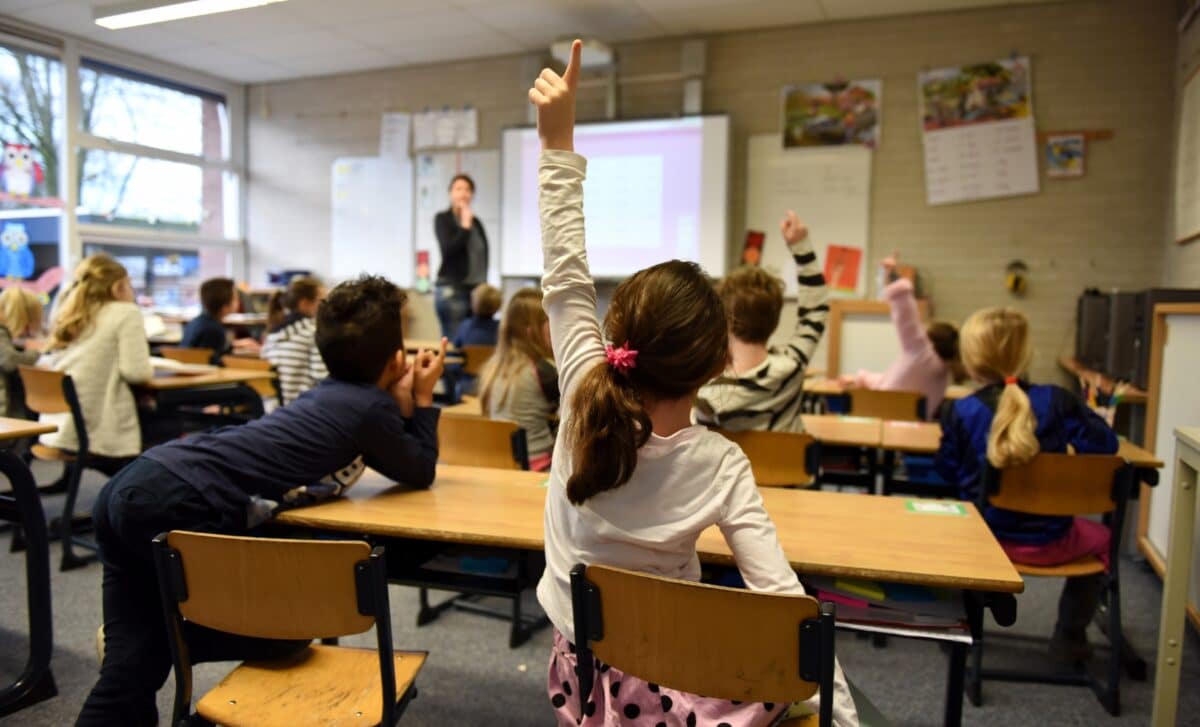 Enseignant Avec Ses élèves En Classe