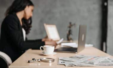 Femme Au Travail