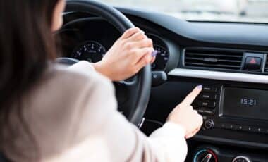 Voiture avec une radio FM