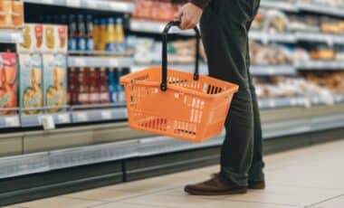 Un homme dans un rayon au supermarché