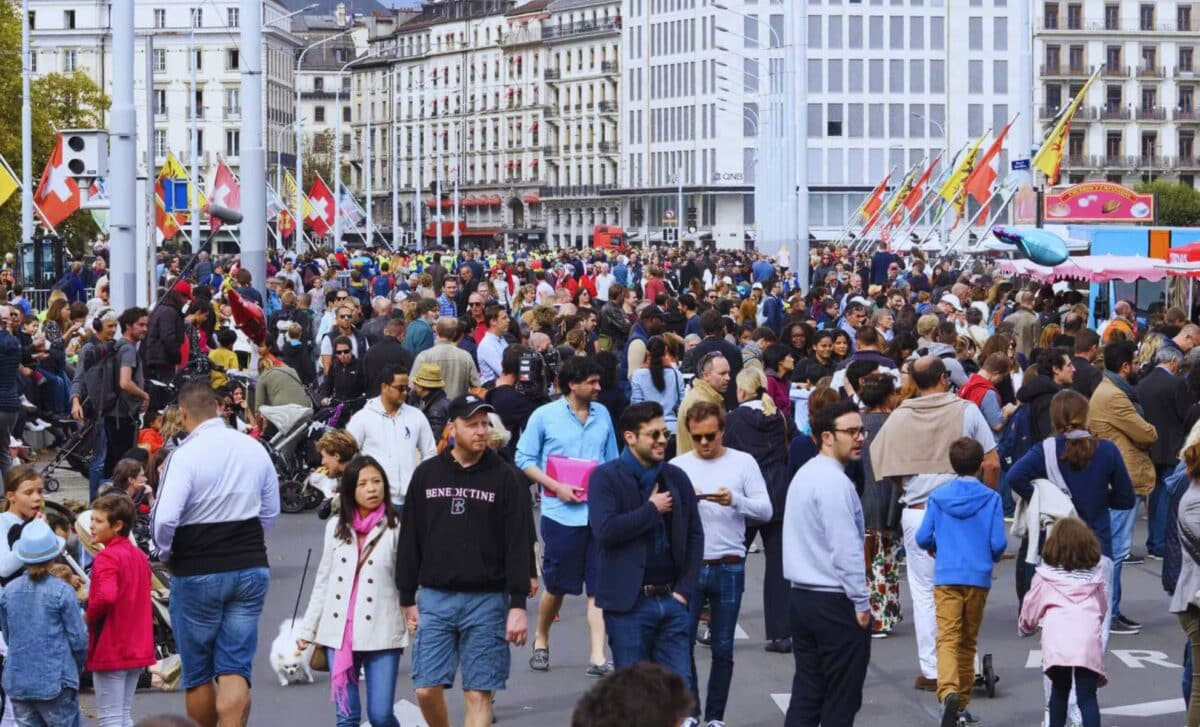 la foule dans une rue suisse