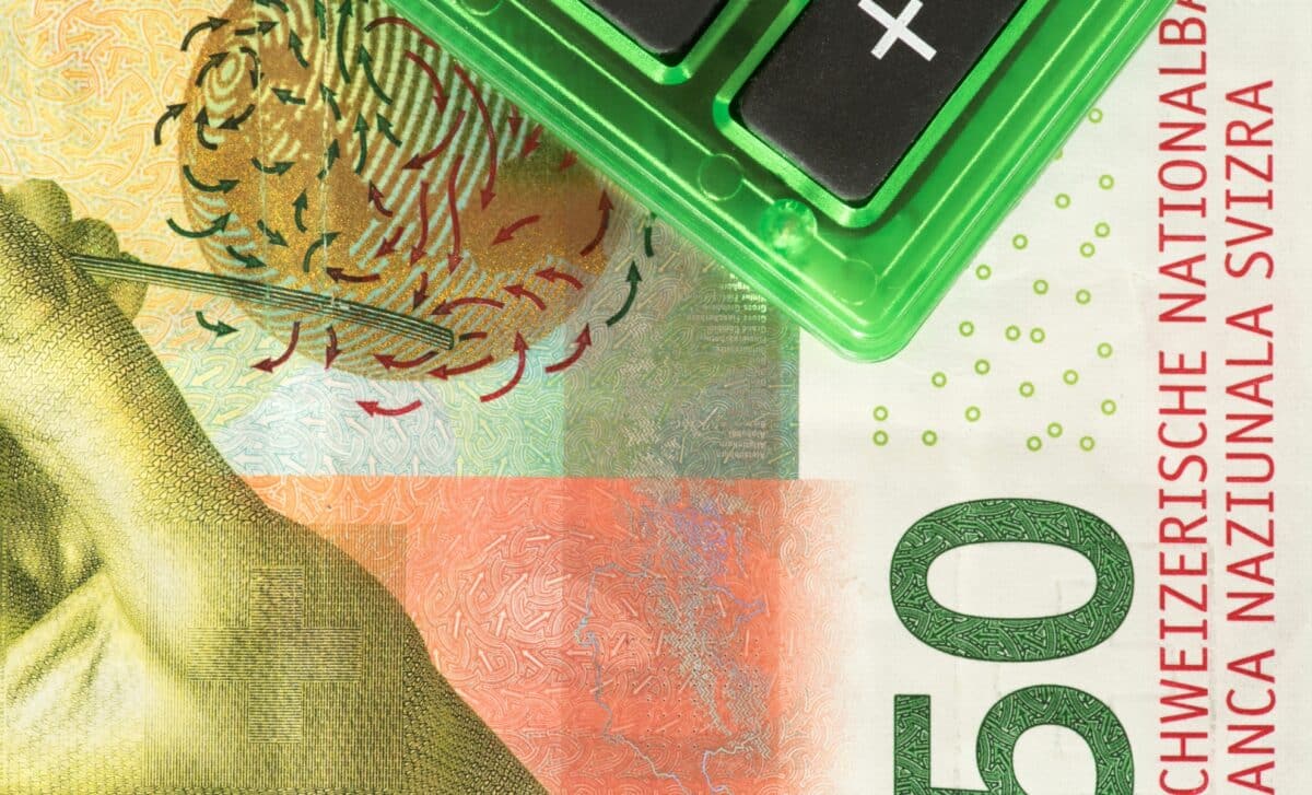 Billets de banque en francs suisses et une calculatrice