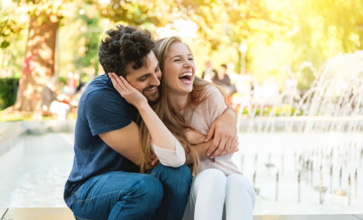 Couple heureux au parc