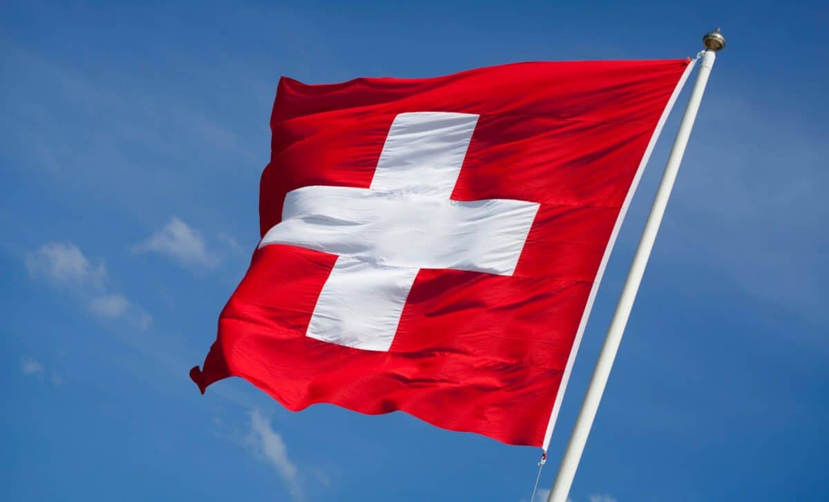 Drapeau suisse flottant au vent