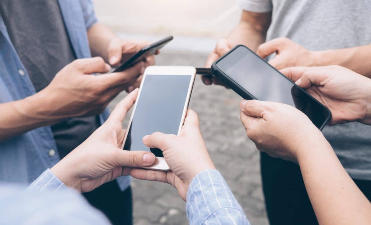Groupe de jeunes adolescents utilisant des téléphones portables.
