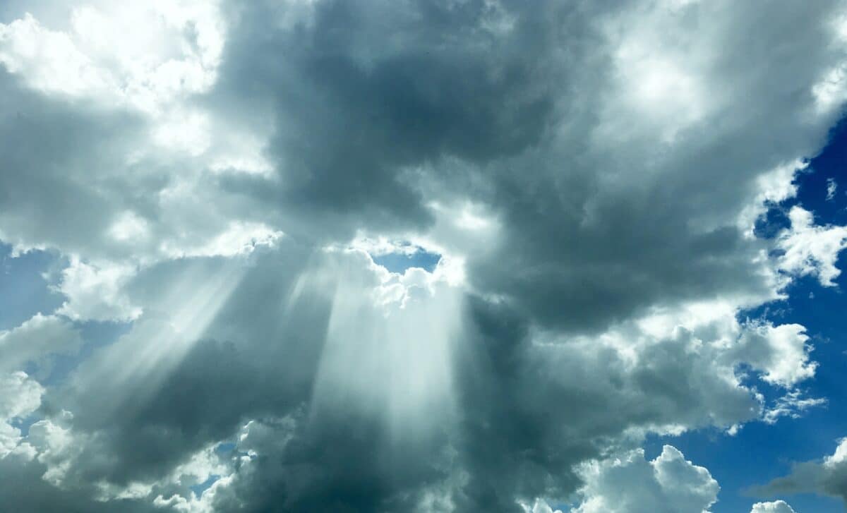 La lumière du soleil brille dans le ciel