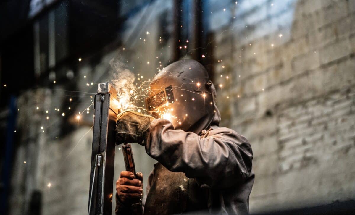 Ouvrier soudant de l'acier