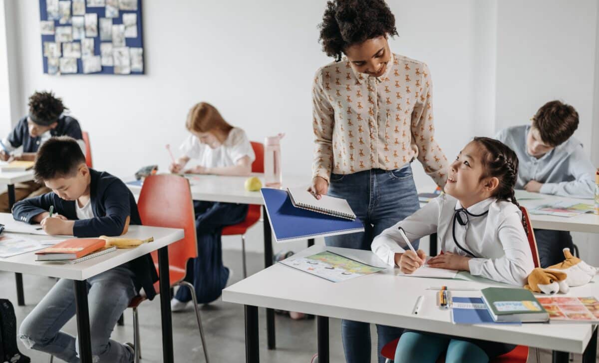 Une élève regarde son professeur