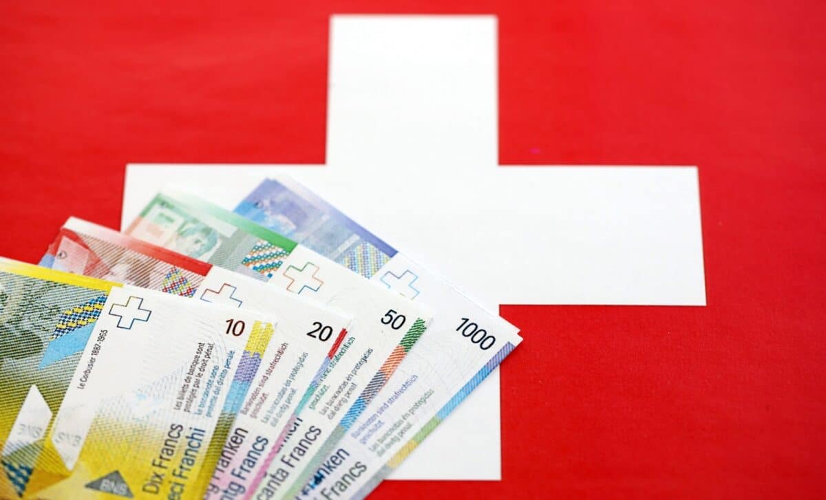 Billets en francs suisses et drapeau suisse