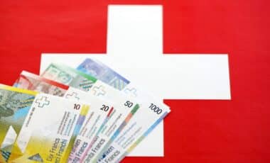 Billets en francs suisses et drapeau suisse