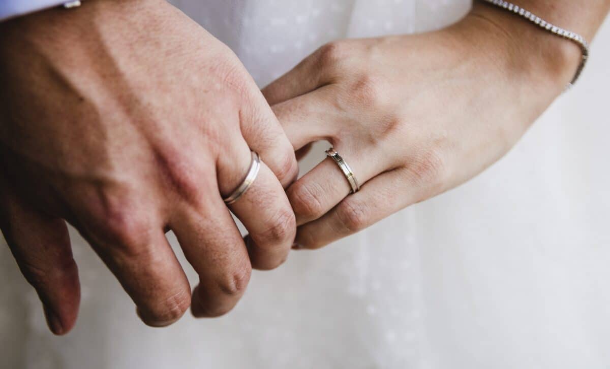 Couple marié se tenant la main