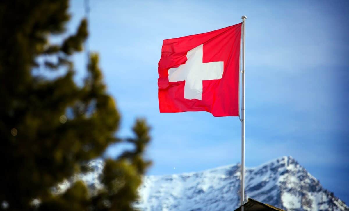 Drapeau suisse et les montagnes suisses