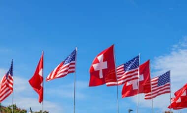 Drapeaux des États-Unis et de la Suisse