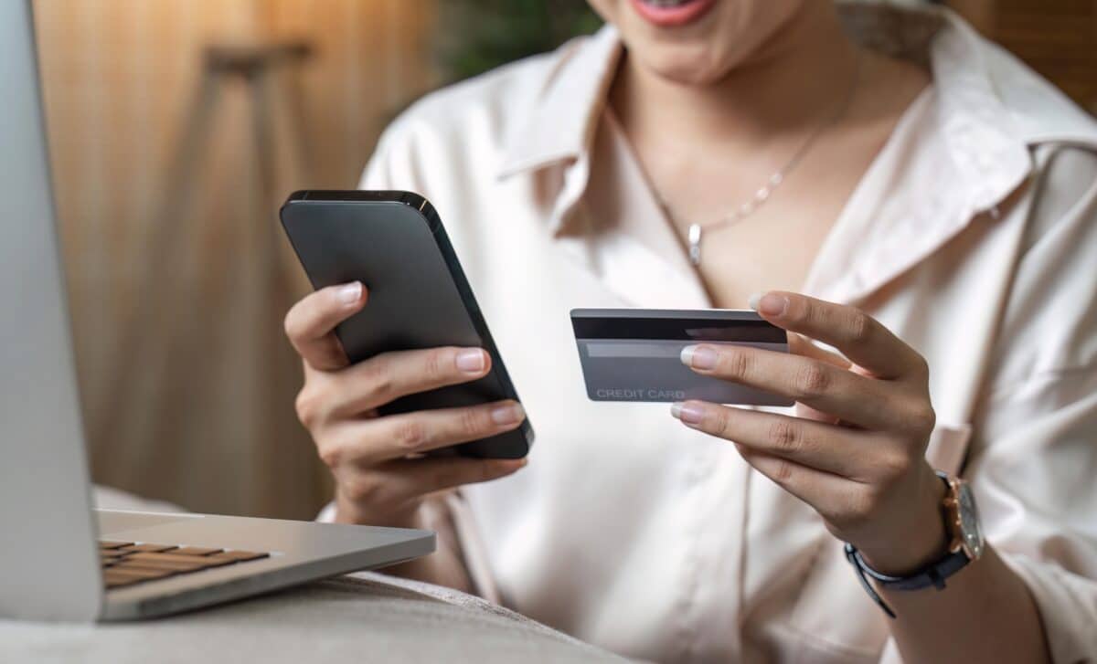 Femme Tenant Une Carte De Crédit