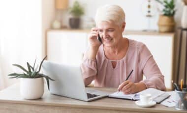 Femme senior travaillant à la maison
