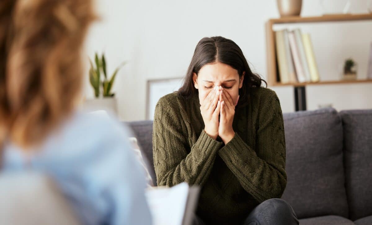 Femme triste en consultation chez le psychologue