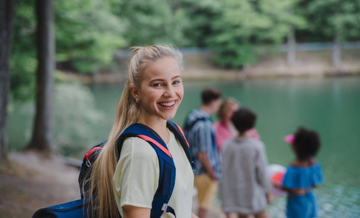 Jeune femme dans un camp de vacances