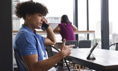 Jeune homme dans un bureau