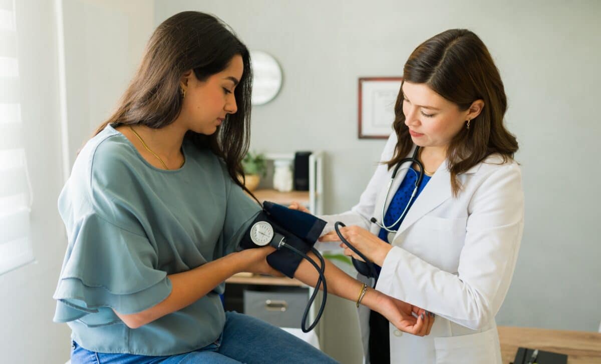 Jeune patiente et un médecin