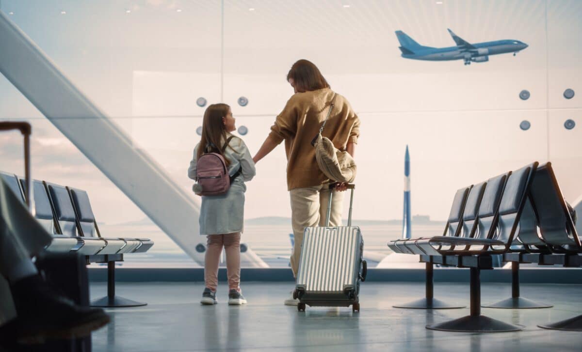 Mère et Petite Fille attendent leur vol pour les vacances