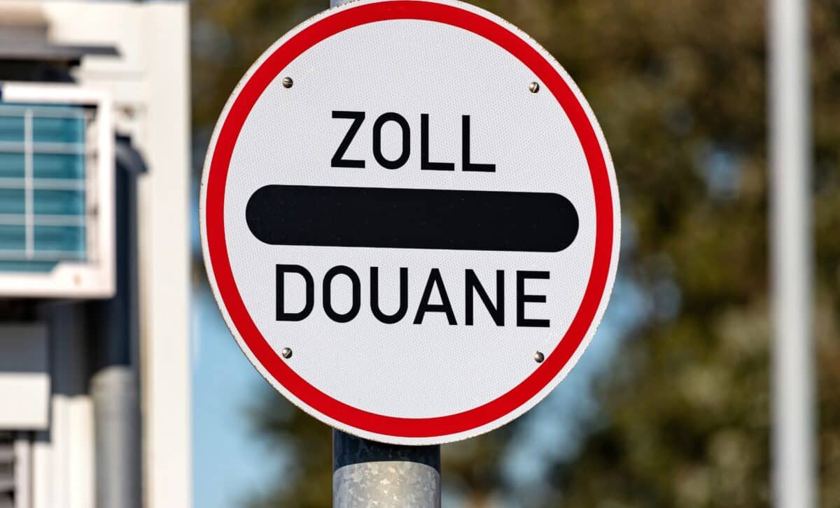 Panneau allemand signalant la douane