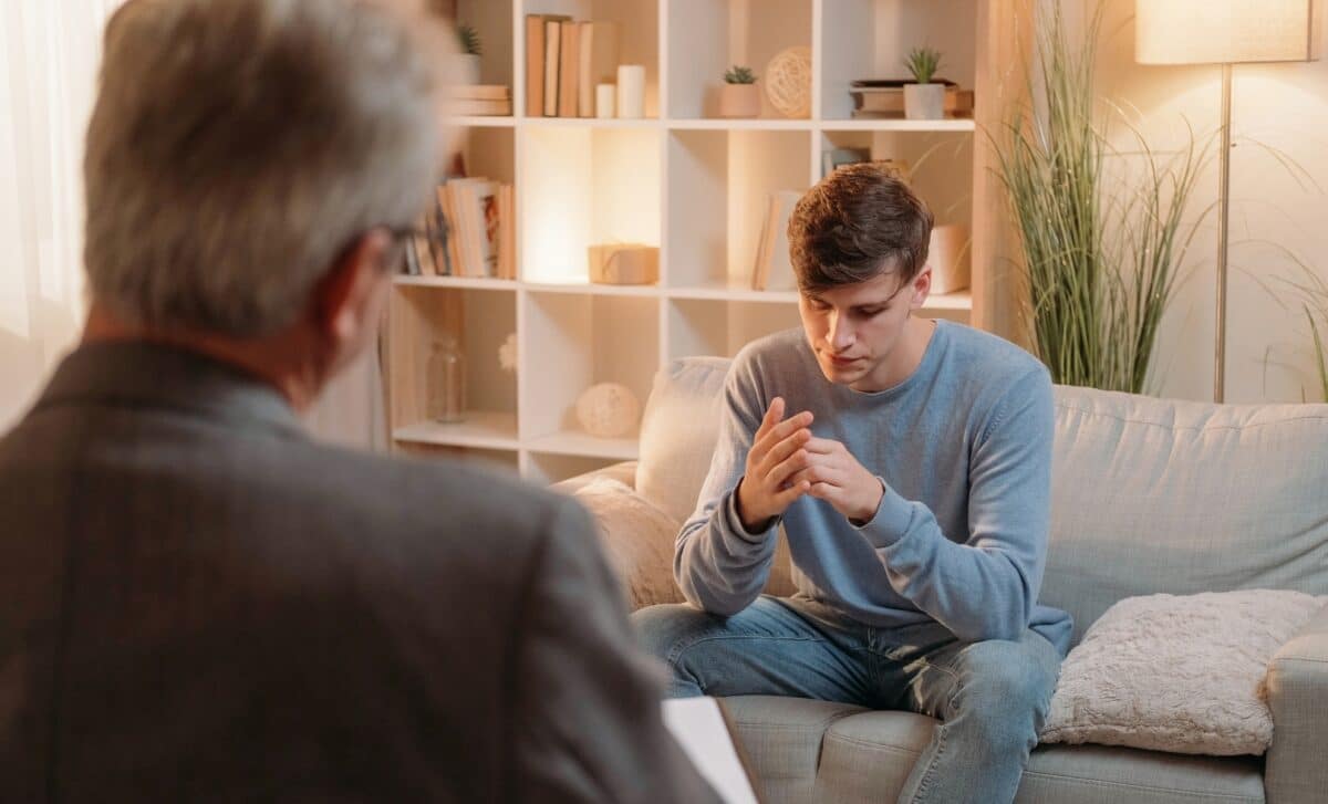 Un jeune homme en séance chez le psychologue