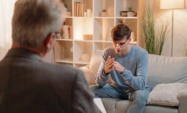 Un jeune homme en séance chez le psychologue