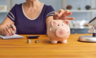 Une femme âgée qui essaie d'économiser de l'argent