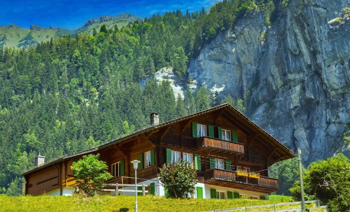 Vieille maison en bois dans les Alpes suisses