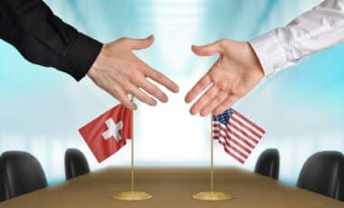 diplomates suisses et américains se serrent la main pour conclure un accord
