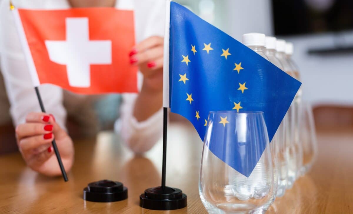 drapeaux de la Suisse et de l'UE