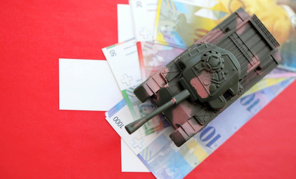 Billets en francs suisses et char sur un drapeau