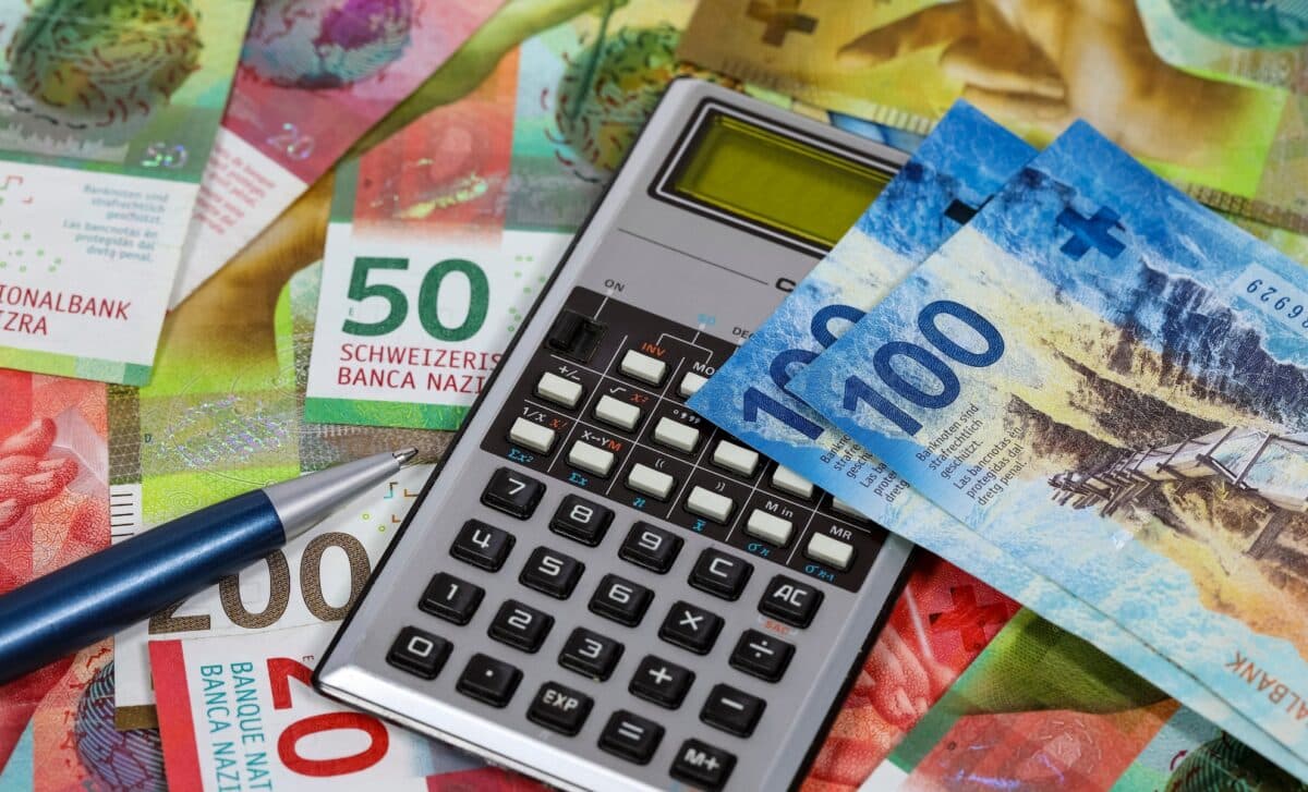 Billets suisses séparés par une calculatrice
