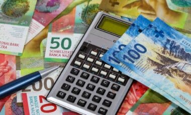 Billets suisses séparés par une calculatrice