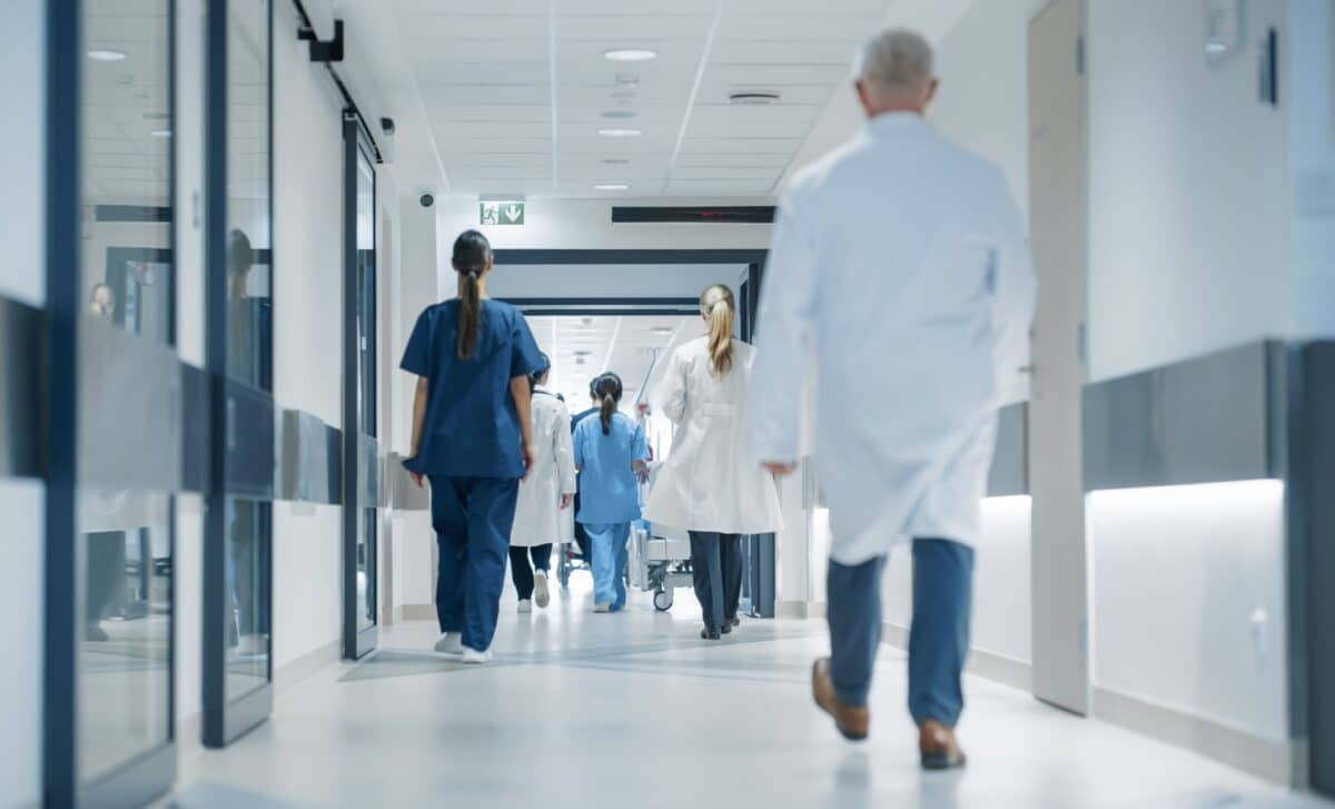 Couloir de l'hôpital avec des soignants